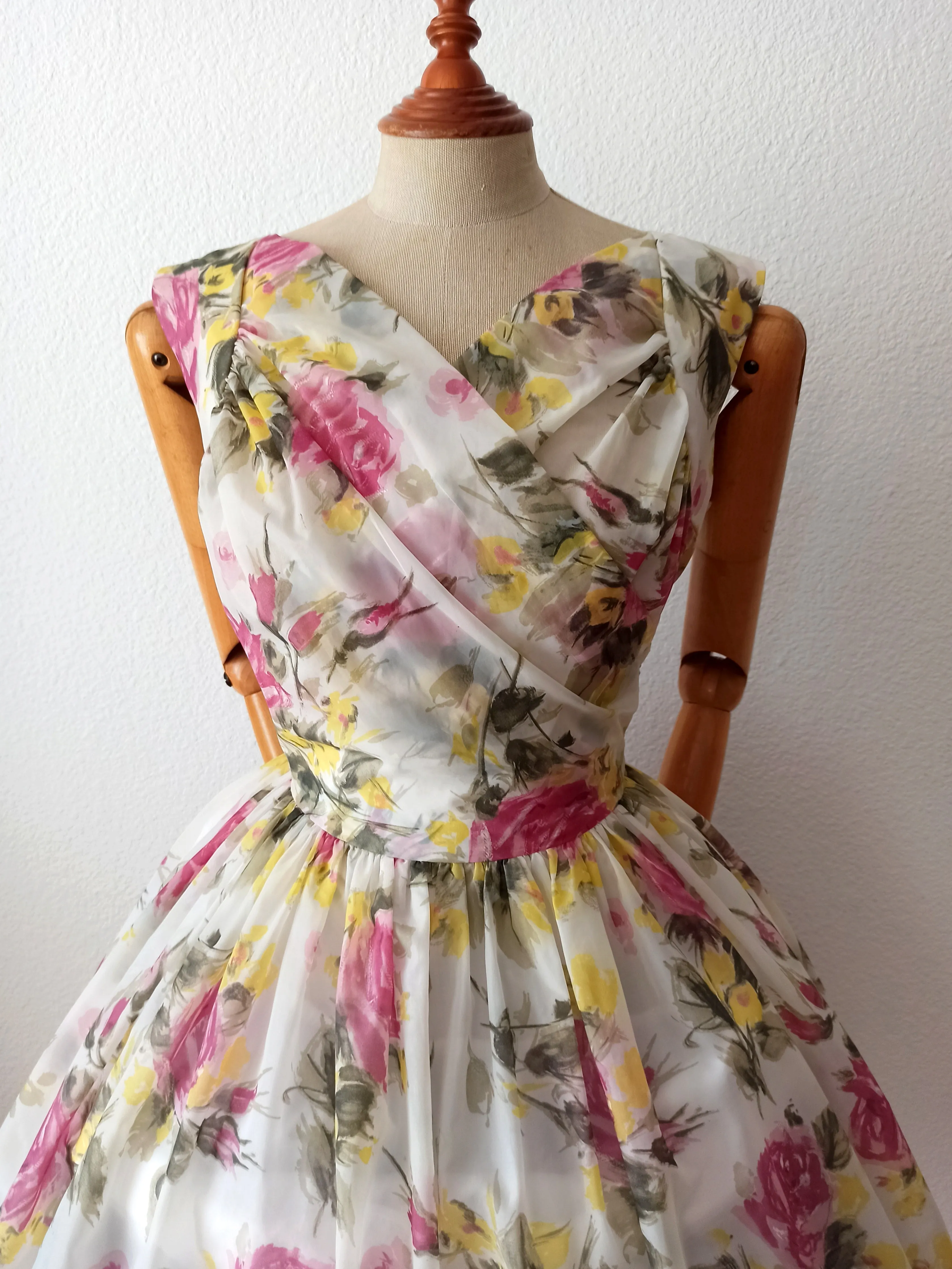 1950s - Adorable Roseprint Lightweight Satin Dress - W27.5 (70cm)