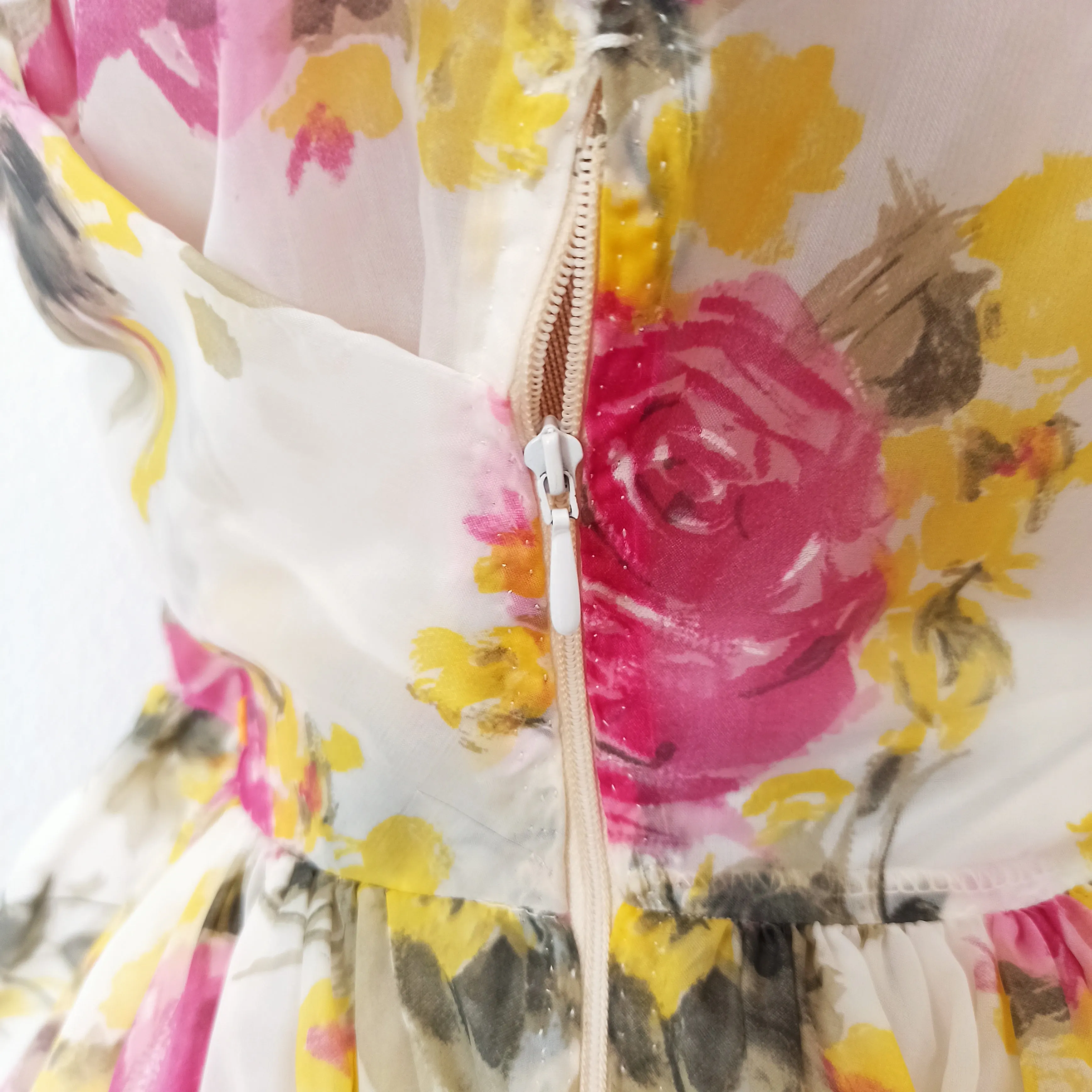 1950s - Adorable Roseprint Lightweight Satin Dress - W27.5 (70cm)
