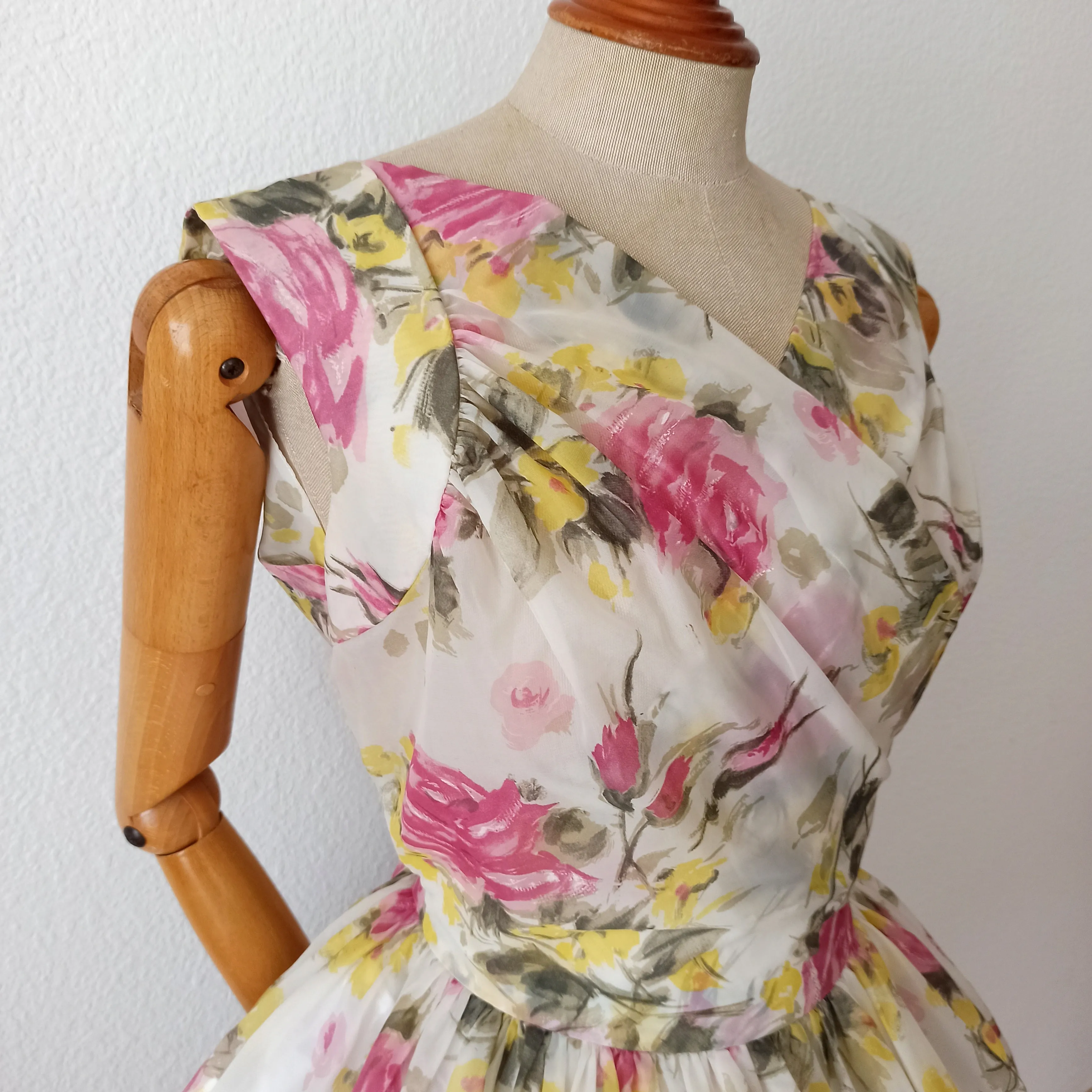 1950s - Adorable Roseprint Lightweight Satin Dress - W27.5 (70cm)