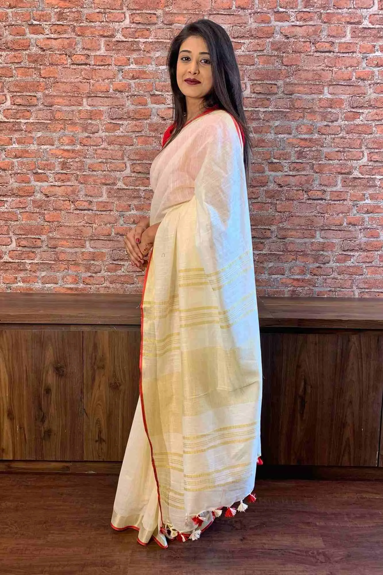 Off white bhagalpuri line with zari & red tiny border wrap in 1 minute saree