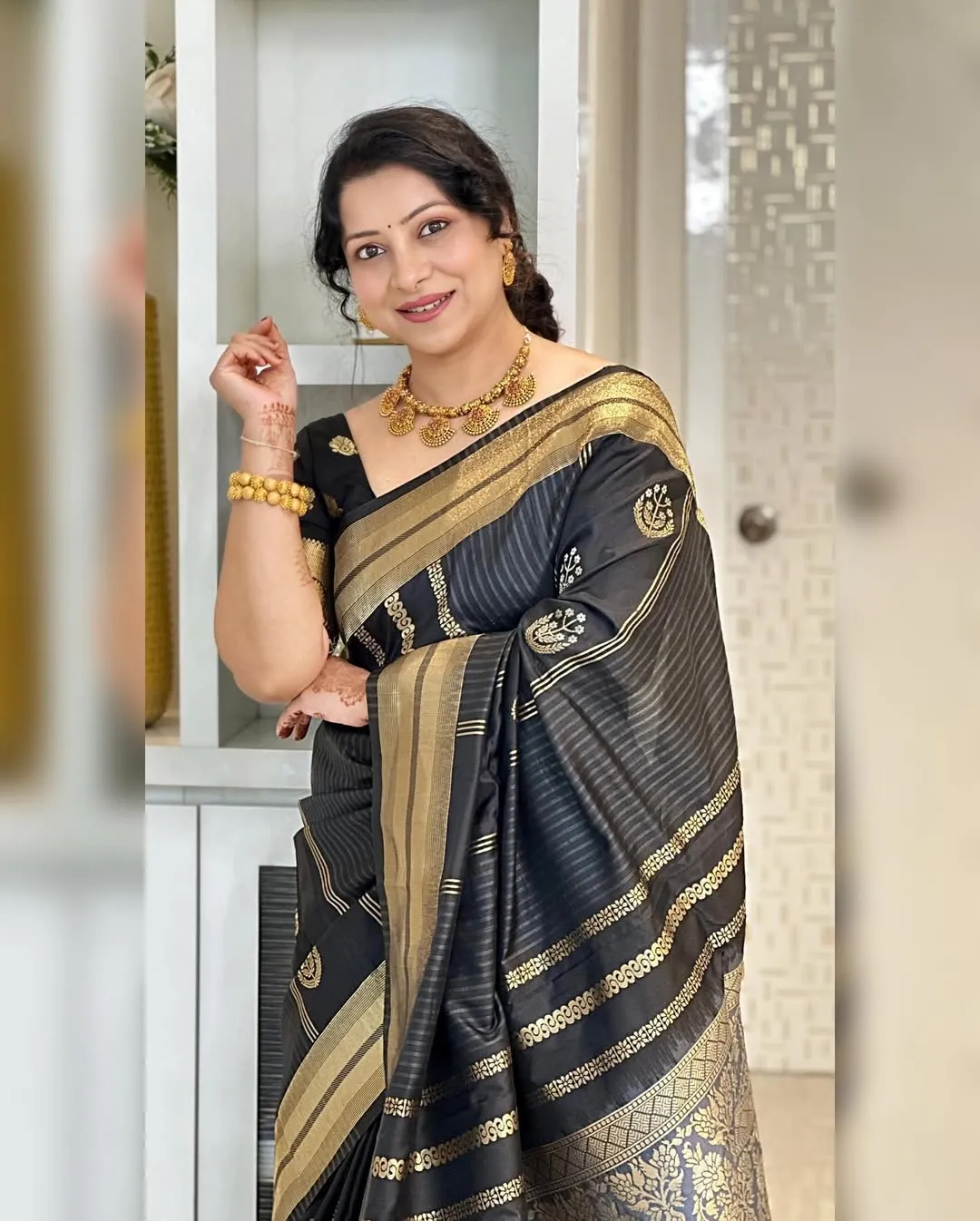 Transcendent Black Soft Silk Saree With Snappy Blouse Piece