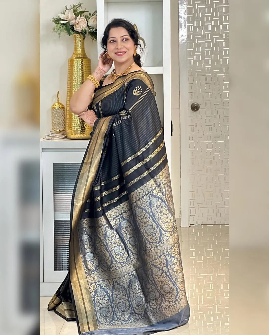 Transcendent Black Soft Silk Saree With Snappy Blouse Piece