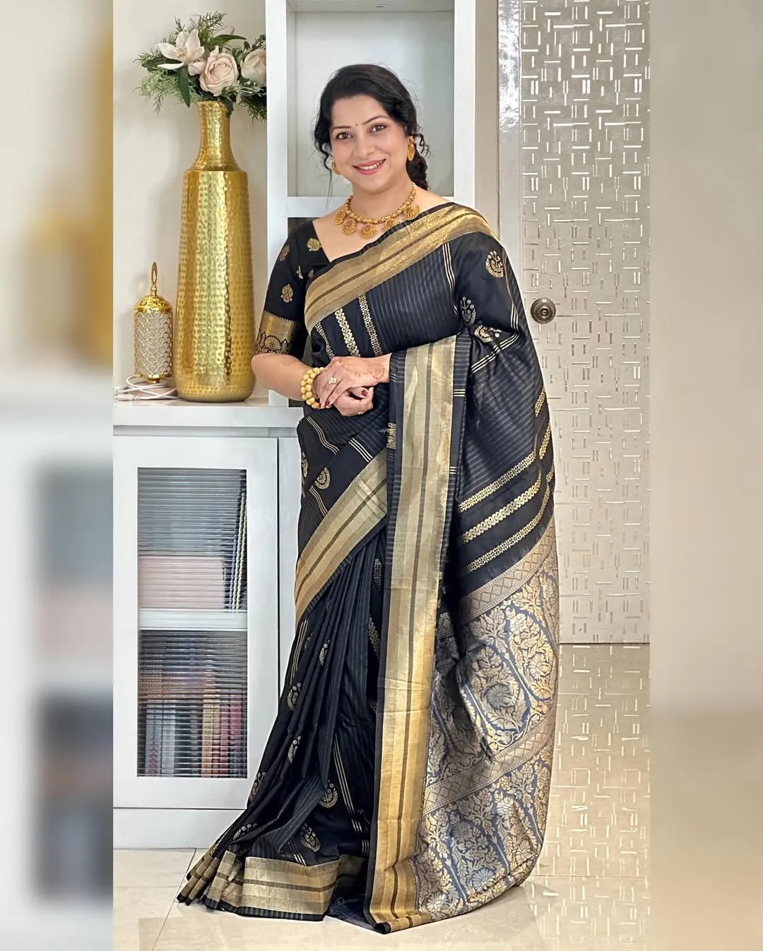Transcendent Black Soft Silk Saree With Snappy Blouse Piece