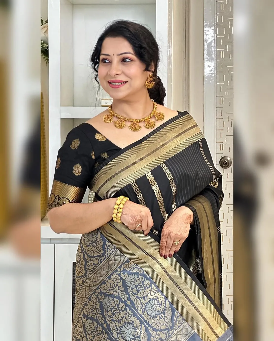 Transcendent Black Soft Silk Saree With Snappy Blouse Piece