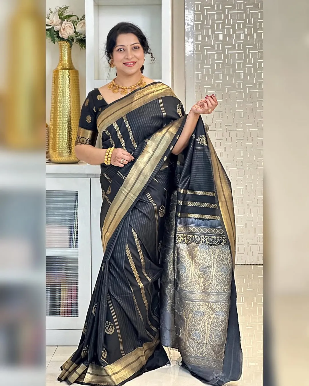 Transcendent Black Soft Silk Saree With Snappy Blouse Piece