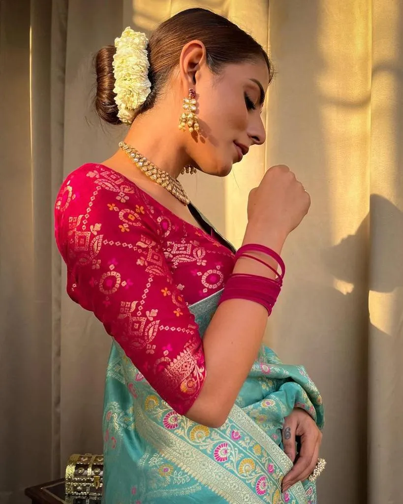 Vestigial Firozi Soft Silk Saree With Mesmerising Blouse Piece